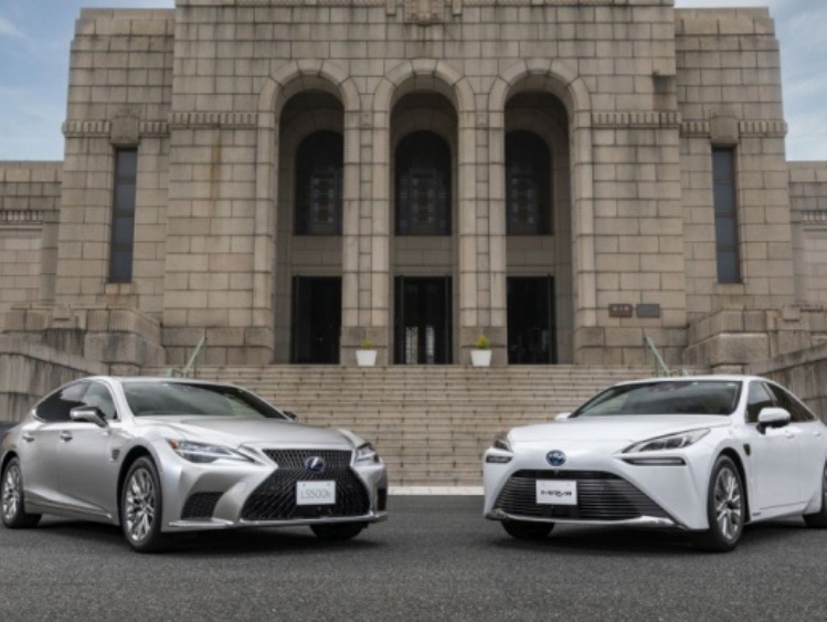 Toyota Mirai i Lexus LS z nowatorską technologią Advanced Drive